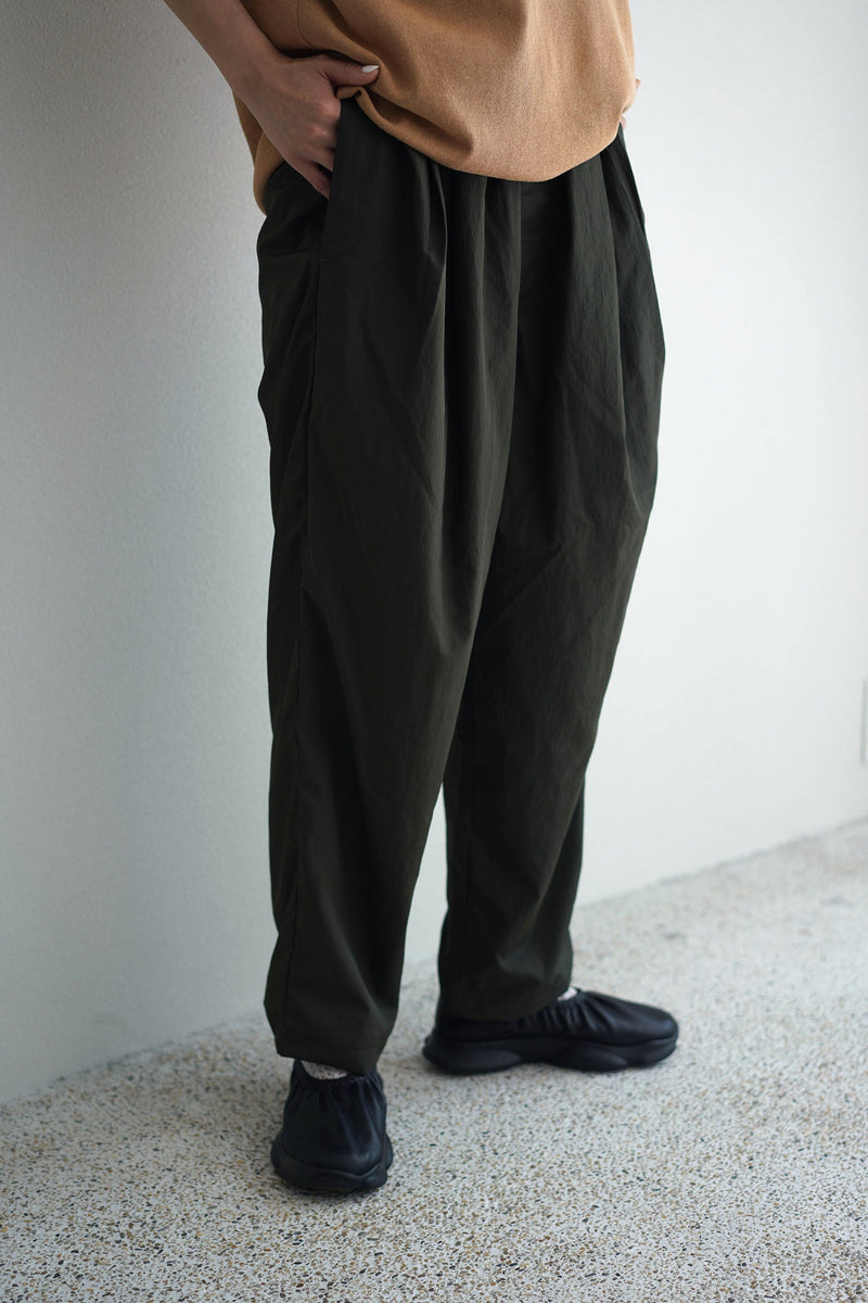 PT04252 NYLON 2 TUCK PANTS