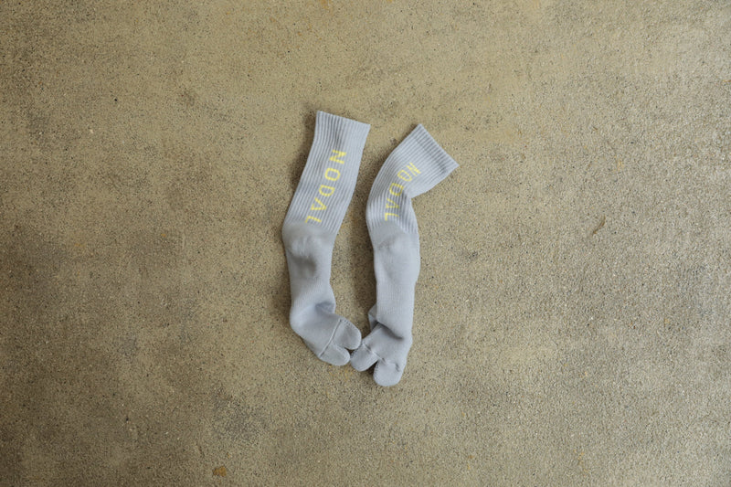 ND21X022GR-ML NODAL LOGO SOCKS - GRAY x YELLOW